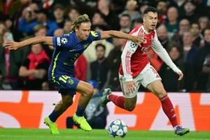 Martinelli-e-Llorente-disputando-na-corrida-no-duelo-entre-Arsenal-e-Atletico-de-Madrid-na-Champions-League-scaled