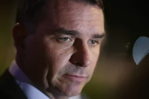 o-senador-flavio-bolsonaro-conversa-com-a-imprensa-apos-solicitar-um-novo-pedido-de-prisao-domiciliar-para-o-pai-condenado-por-tentativa-de-golpe-de-estado-metropoles-3-scaled