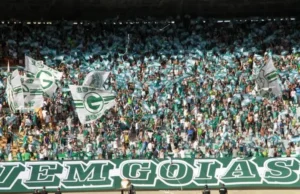 torcida-goias-serra-dourada-e1775168446908-696x449-1