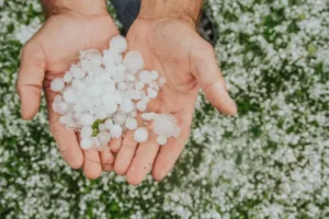 pessoa-segurando-granizo