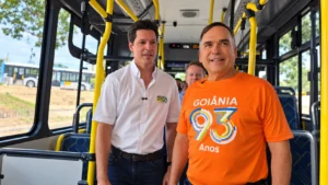 1792768566-visita-oficial-em-onibus-urbano